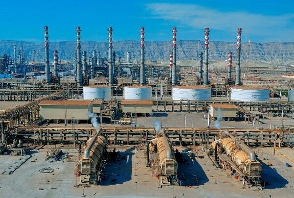 ۴۰ درصد بنزین کشور در پالایشگاهِ ساخت قرارگاه تولید میشود